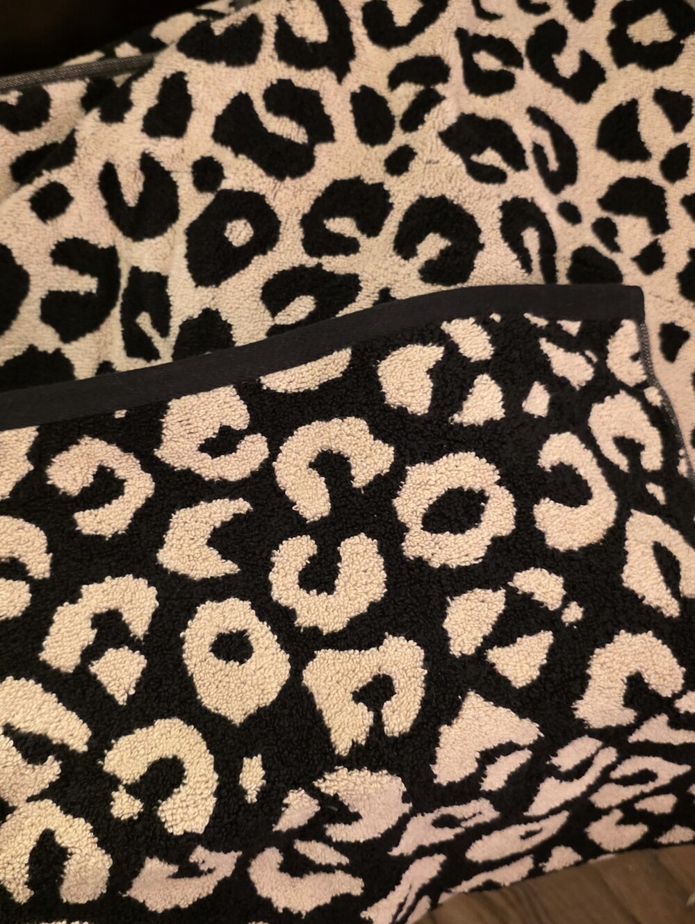 Rachel Zoe Black and Cream Leopard Bath Rug And Towel Set - Picture 10 of 16